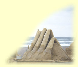 Sandskulptur: gigantiska händer.